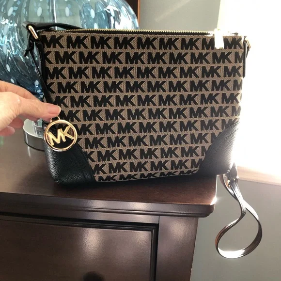 LIKE NEW!! Michael Kors Logo Crossbody. - Picture 2 of 6